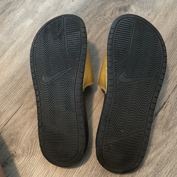 Nike’s women’s benassi just do it gold slide size 7 - Picture 5 of 8